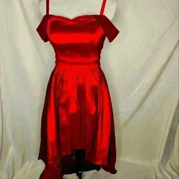 B. Smart red formal high low gown 3/4 - Picture 4 of 5